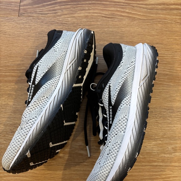 Women’s size 7 brooks sneakers white and black - Picture 3 of 6